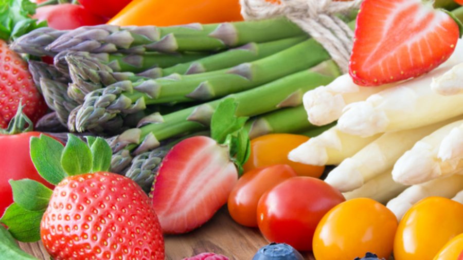 Foto von verschiedenen Gemüse- und Obstsorten wie Spargel und Erdbeeren