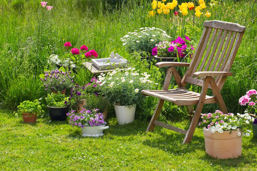 Idyllischer Sitzplatz im Garten