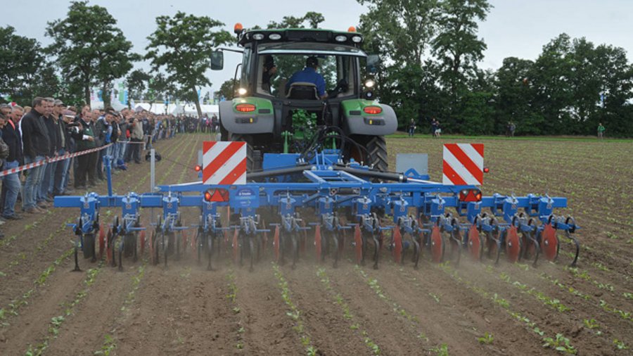 Traktor mit Zinkenstriegel