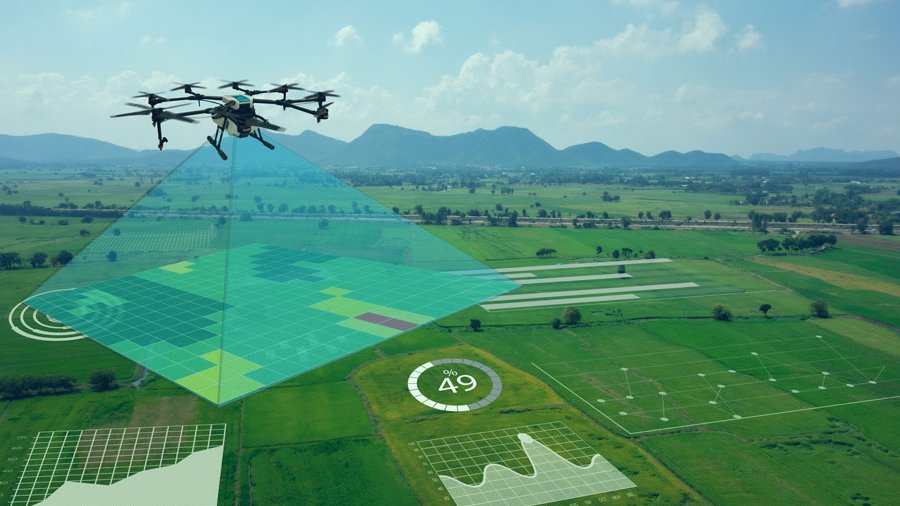 Drohne fliegt über Felder