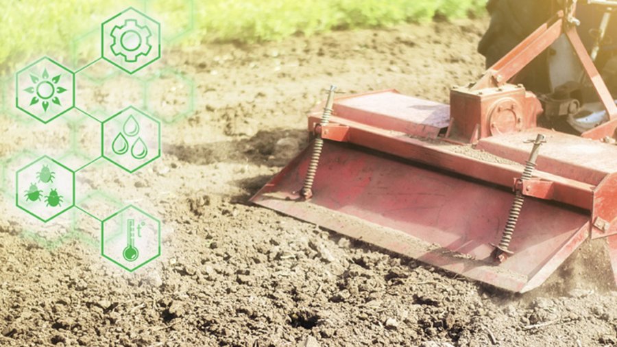 Traktor mit Fräsmaschine auf einem Acker