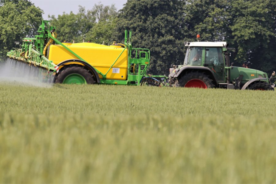 Anhängespritze im Einsatz auf einem Getreidefeld Anhängespritze im Einsatz auf einem Getreidefeld. © Björn Wylezich - adobe-stock.com