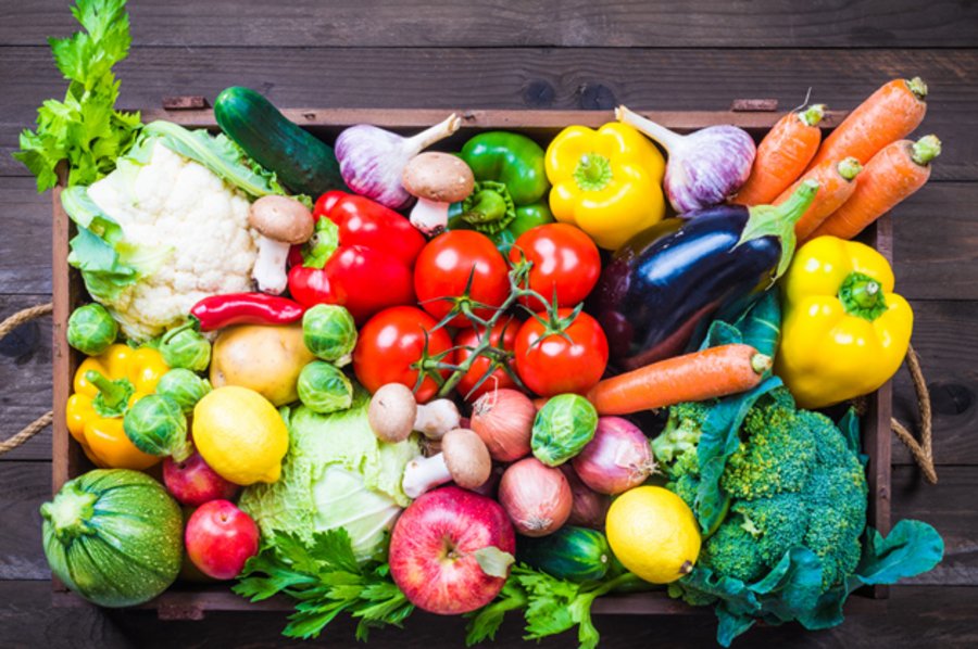 Vegetable and fruits. Blick von oben in eine Holzkiste gefüllt mit verschiedenem Gemüse