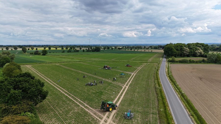 Luftbild der Zuckerrübenfläche mit verschiedenen landwirtschaftlichen Maschienen