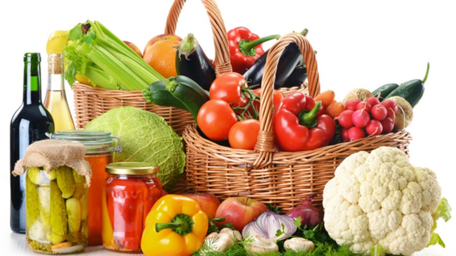 Ein Einkauftkorb gefüllz mit verschiedenem Gemüse