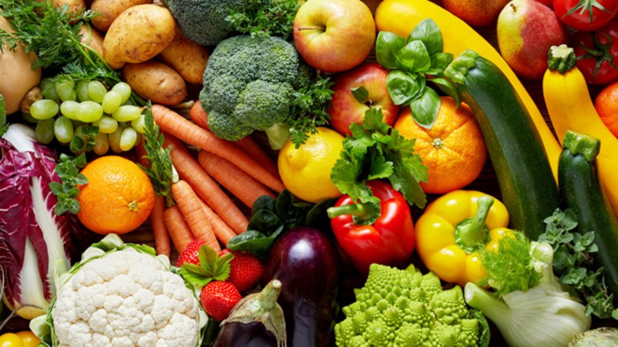 Verschiedenes Gemüse und Früchte wie zum Beispiel Möhren, Paprika oder Äpfel