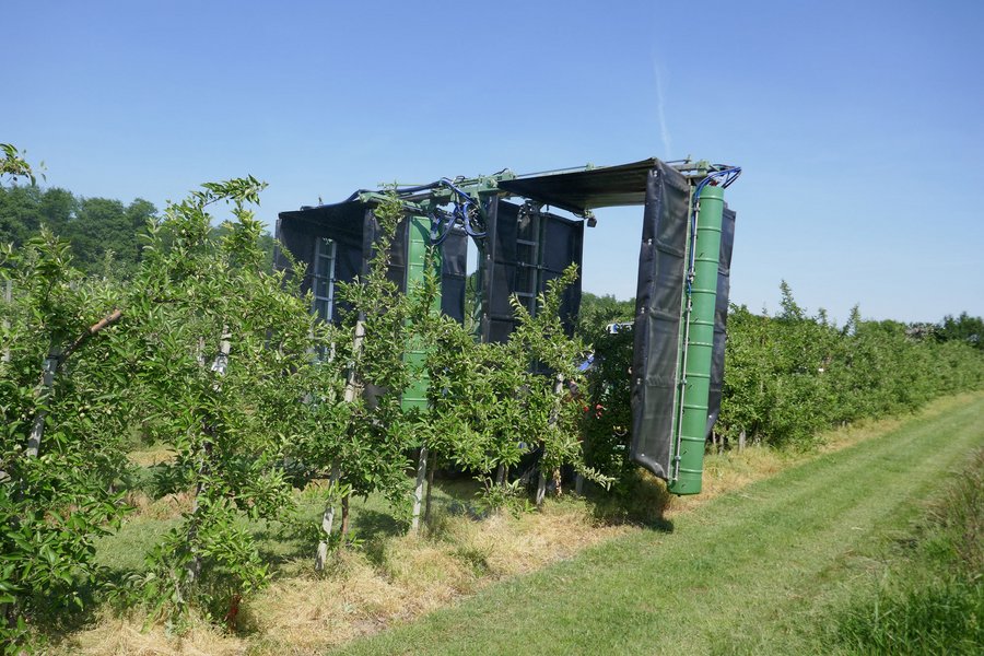 Loss-reducing technology in use: tunnel sprayer in orchard. Photo: BLE