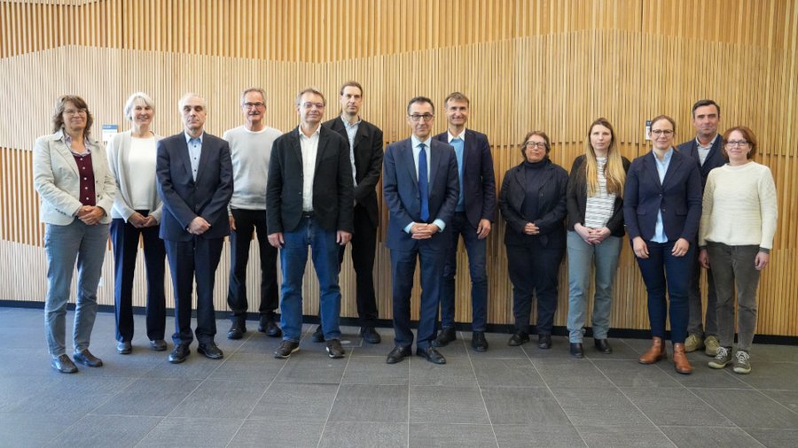Gruppenbild der Mitglieder des Wissenschaftlichen Beirates zum Nationalen Aktionsplan Pflanzenschutz. Bundesminister Özdemir steht in der Mitte.