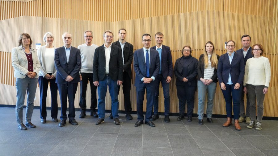 Gruppenbild der Mitglieder des Wissenschaftlichen Beirates zum Nationalen Aktionsplan Pflanzenschutz. Bundesminister Özdemir steht in der Mitte.