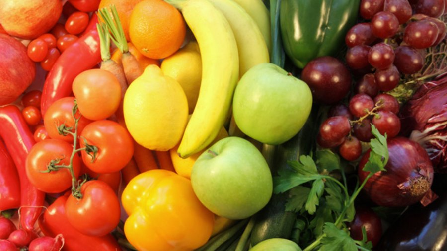 Obst und Gemüse, regenbogenfarbig angeordnet