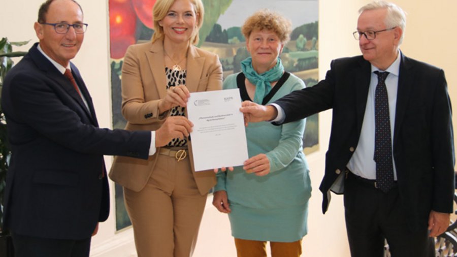 v.l.n.r.: Herr Prof. Urs Niggli, Frau Bundesministerin Julia Klöckner, Frau Prof. Bärbel Gerowitt und Herr Prof. Bernward Märländer bei der Übergabe der Stellungnahme