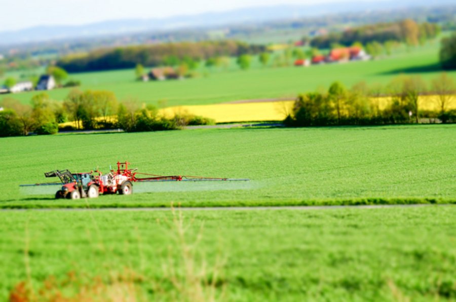 weit entfernter Traktor mit Anhängespritze 