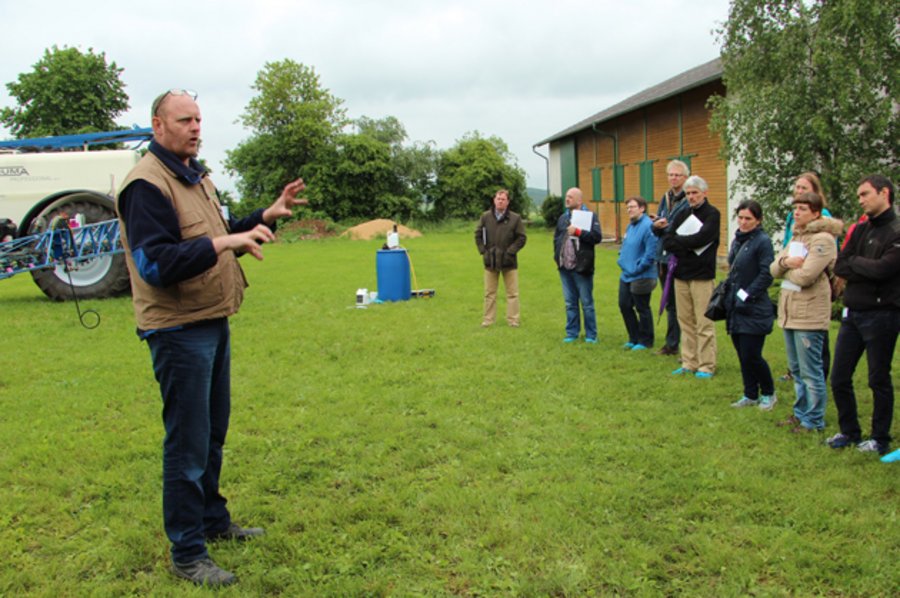 Betriebsleiter Volker Scheidtweiler und Teilnehmerinnen und Teilnehmer des Workshops. © BLE 